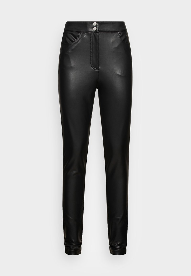 Schwarze Kunstlederhosen mit glatter Oberfläche, hoher Taille, zwei Fronttaschen und slim-fit Design. Mit silbernen Knopfakzenten.