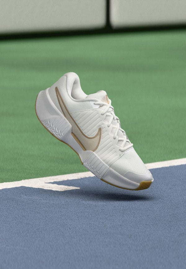 Nike Performance NIKE GP CHALLENGE PRO - Multicourt tennis shoes - white/light orewood brown/summit white/linen