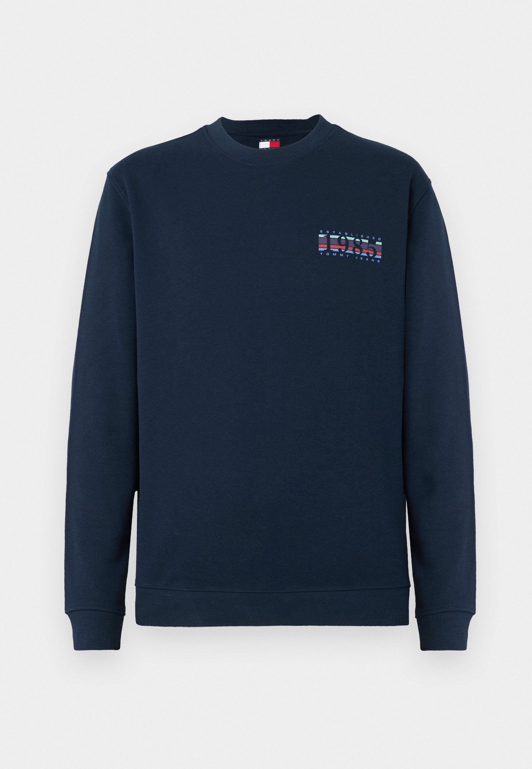 Marineblaue Rundhals-Sweatshirt mit langen Ärmeln, gerippten Bündchen und Saum, mit kleinem "1985 Tommy Jeans"-Logo auf der linken Brust.