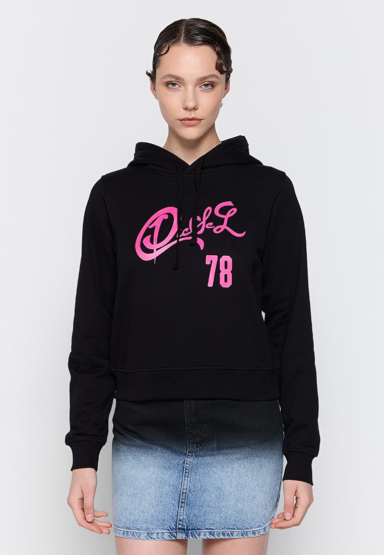 Schwarzer, kurz geschnittener Hoodie mit pinkem Logo und der Nummer 78, ausgestattet mit einer Kordelzugkapuze und gerippten Bündchen, kombiniert mit einem Jeans-Minirock.