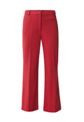 Rote weit geschnittene Hose aus einem glatten Stoff, mit einem Reißverschluss vorne, Gürtelschlaufen und einer klaren, taillierten Silhouette.