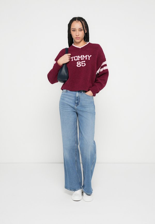 Tommy Jeans INTARSIA LOGO V-NECK RELAXED JUMPER