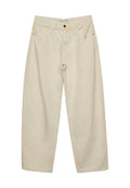 Beige Schlagjeans aus Baumwoll-Denim mit hoher Taille, Fünf-Taschen-Design und Metallknopfverschluss. Die verwaschene Textur fügt subtile Details hinzu.