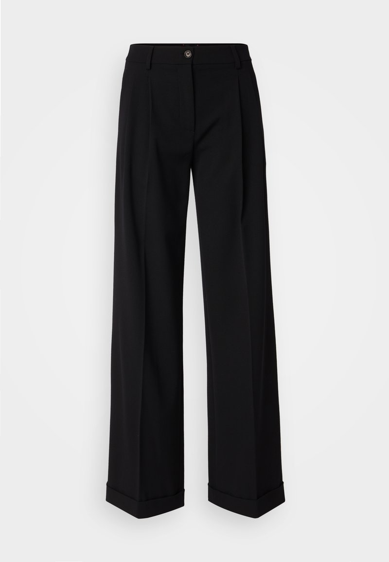 Schwarze weit geschnittene Hosen aus glattem Stoff, mit einem vorderen Knopfverschluss und zwei vorderen Falten. Der Saum ist umgeschlagen. Minimalistisches Design.