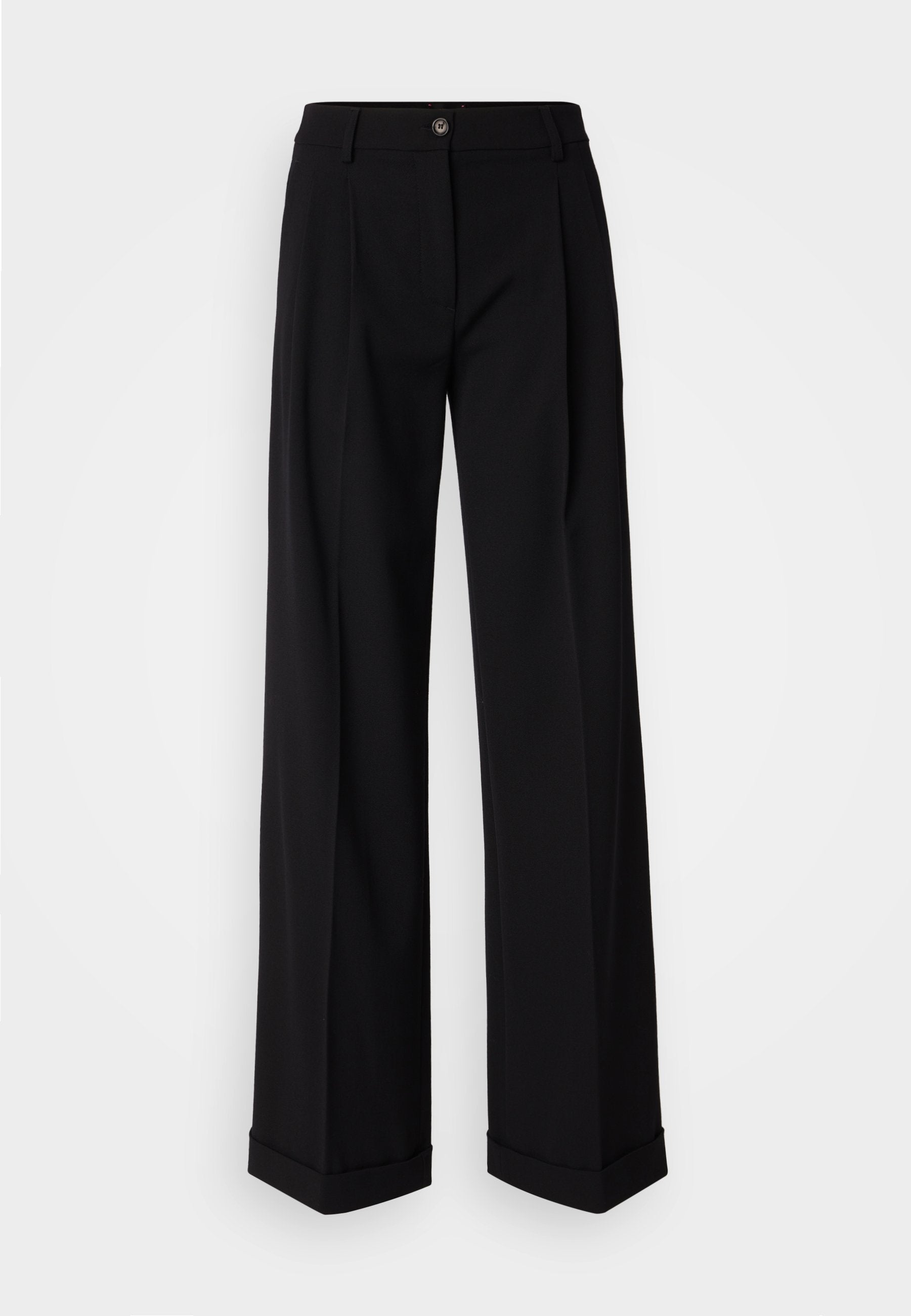 Schwarze weit geschnittene Hosen aus glattem Stoff, mit einem vorderen Knopfverschluss und zwei vorderen Falten. Der Saum ist umgeschlagen. Minimalistisches Design.