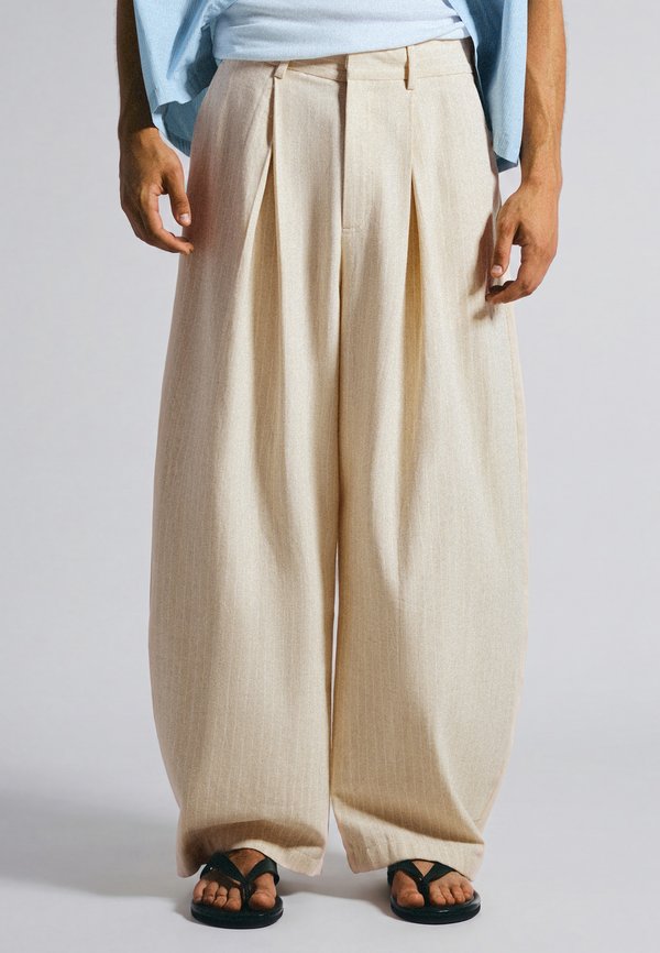 Bershka SUPER WITH DARTS - BAGGY TROUSERS - Trousers - sand
