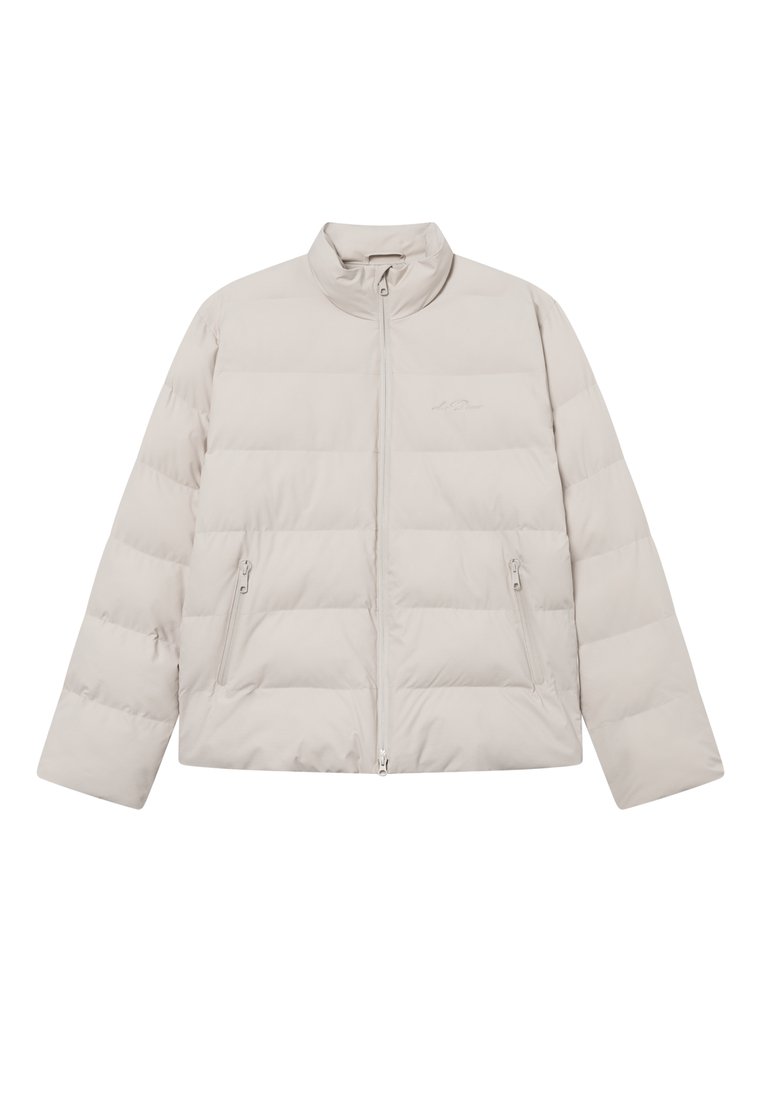 Helle beigefarbene Steppjacke mit hohem Kragen, horizontalen Nähten, zwei seitlichen Reißverschlusstaschen und einem Reißverschluss vorne.