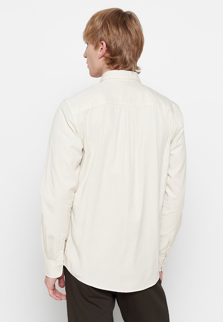 REGULAR FIT Media 2