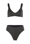 Schwarzes Bikini-Set mit einem V-Ausschnitt-Bralette mit breiten Trägern und hochgeschnittenen Bottoms, beide aus einem schimmernden strukturierten Stoff gefertigt.