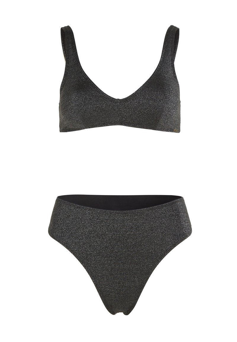 Schwarzes Bikini-Set mit einem V-Ausschnitt-Bralette mit breiten Trägern und hochgeschnittenen Bottoms, beide aus einem schimmernden strukturierten Stoff gefertigt.