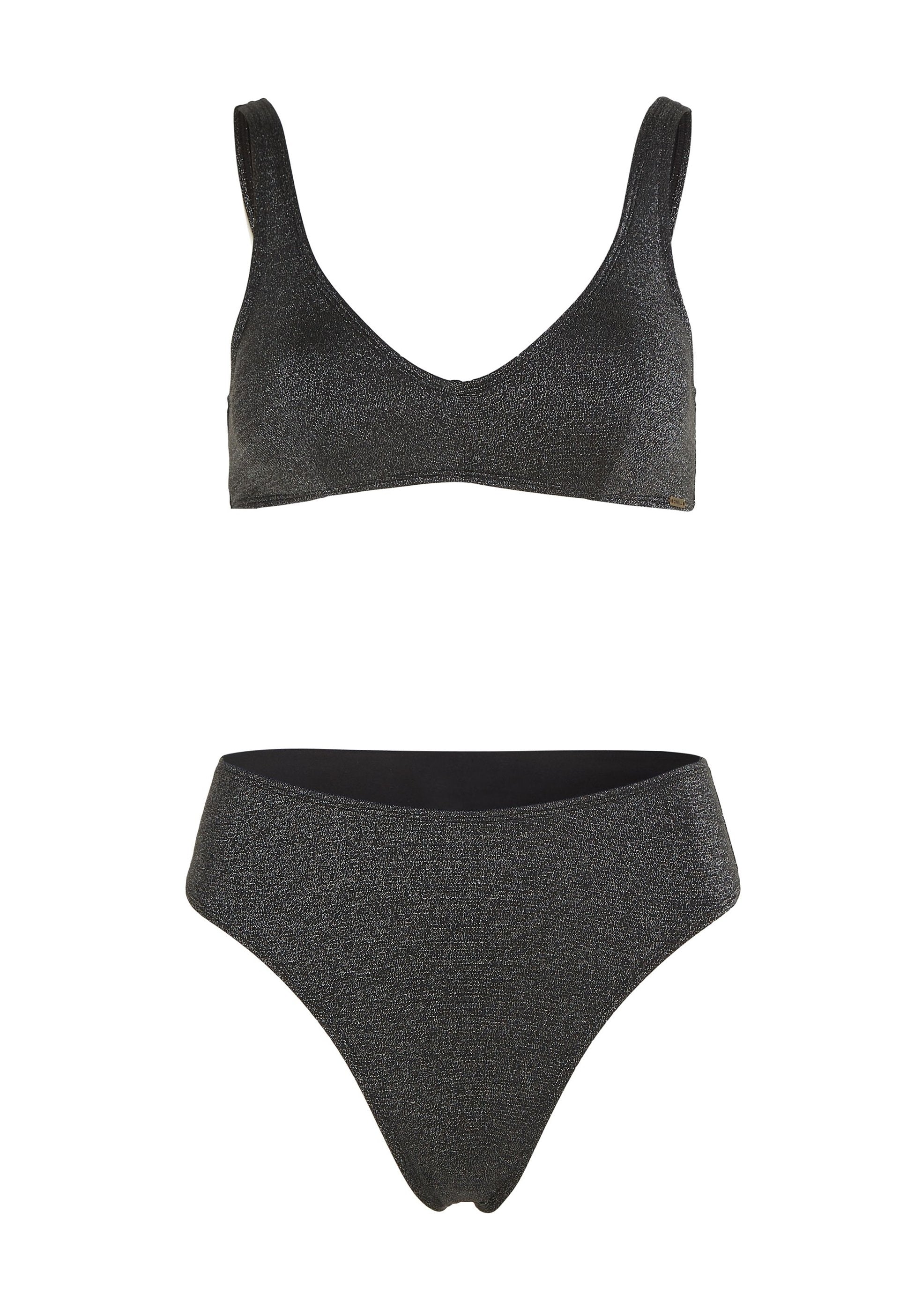 Schwarzes Bikini-Set mit einem V-Ausschnitt-Bralette mit breiten Trägern und hochgeschnittenen Bottoms, beide aus einem schimmernden strukturierten Stoff gefertigt.
