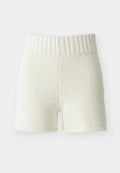 Strickshorts in Off-White mit geripptem Bund, präsentiert einen Texturunterschied zwischen den oberen und unteren Bereichen, gesäumte Kanten.