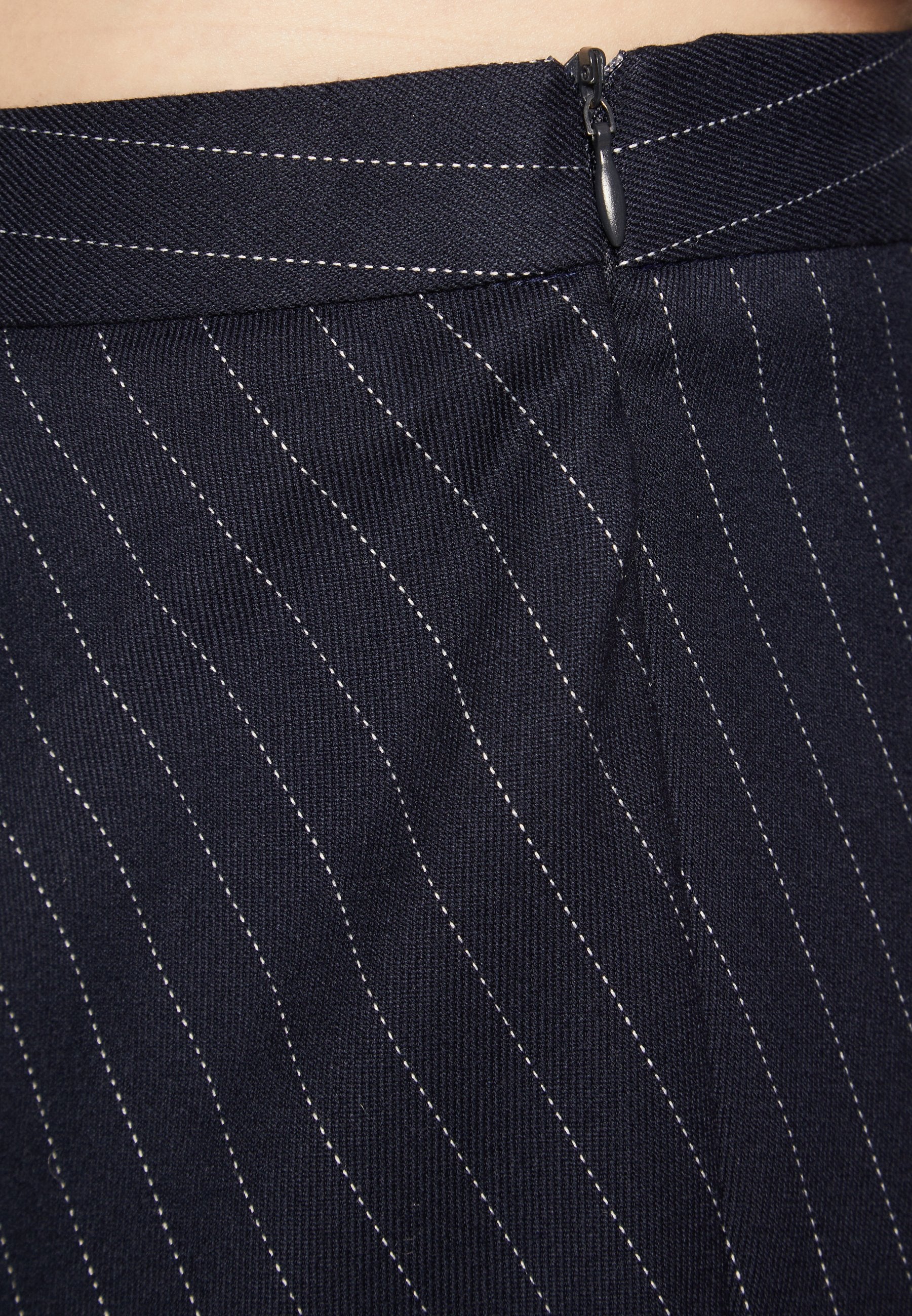 ONLSAVITA PINSTRIPE SHORT SKIRT Media 6