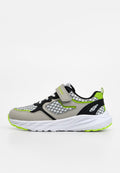 Kindersportschuh mit grauen, schwarzen und neon-grünen Akzenten, Obermaterial aus Mesh, weiße dicke Sohle, Schnürsenkel vorne und Klettverschluss.