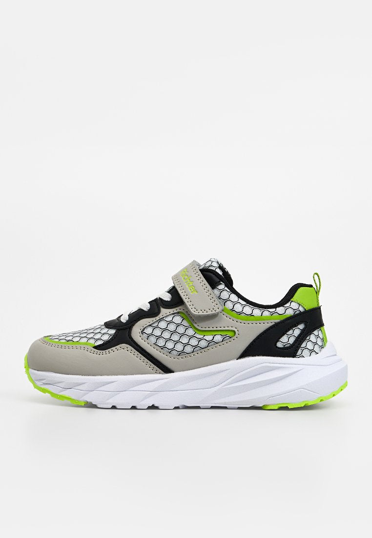 Kindersportschuh mit grauen, schwarzen und neon-grünen Akzenten, Obermaterial aus Mesh, weiße dicke Sohle, Schnürsenkel vorne und Klettverschluss.