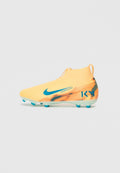 Gelbe Fußballschuhe mit hohem Design, blauen Nike-Swoosh und strukturierten orangefarbenen Akzenten; verfügen über eine leichte Sohle mit mehrfarbigen Stollen.