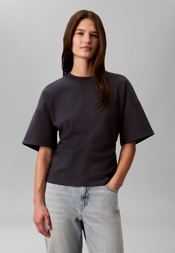 Calvin Klein Jeans SS LOGO NECK DETAIL INTERLOCK TO - Basic T-shirt - india ink