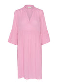 Rosa, leichtes Kleid mit gerafftem Ausschnitt, V-förmiger Öffnung und ausgestellten Ärmeln. Hergestellt aus weichem, fließendem Stoff mit entspanntem Schnitt.