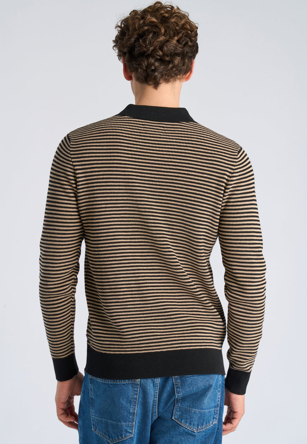 V-NECK  Media 4