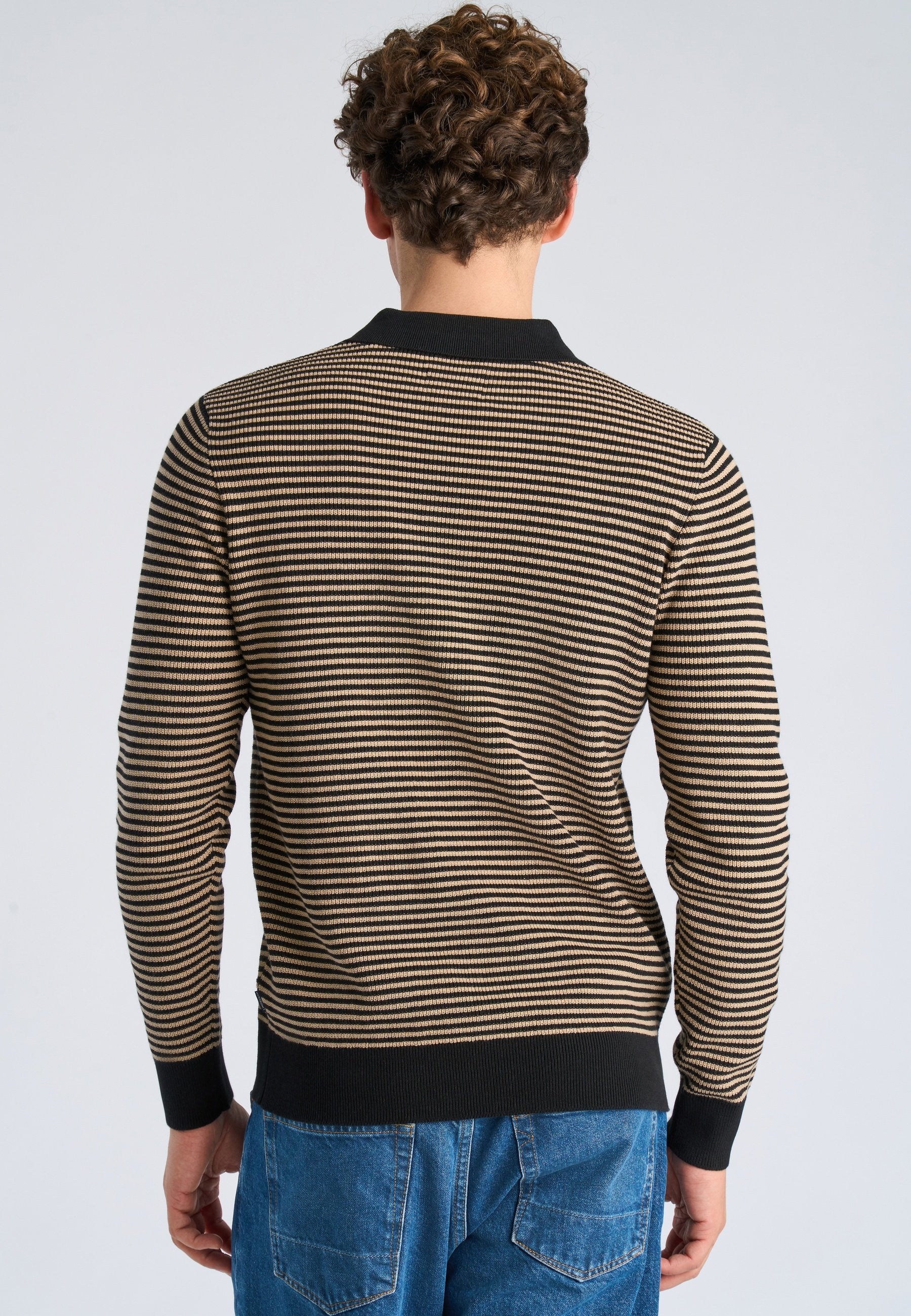 V-NECK  Media 4