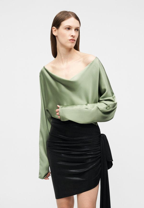 Norma Kamali DIANA PICKLEBALL SKIRT BOW