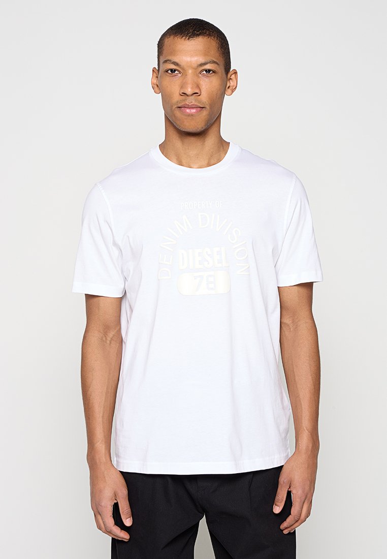 Weißes kurzärmeliges T-Shirt aus Baumwolle mit einem zentral gedruckten Logo und dem Text "PROPERTY OF DENIM DIVISION DIESEL 7E." Schlichtes Design.