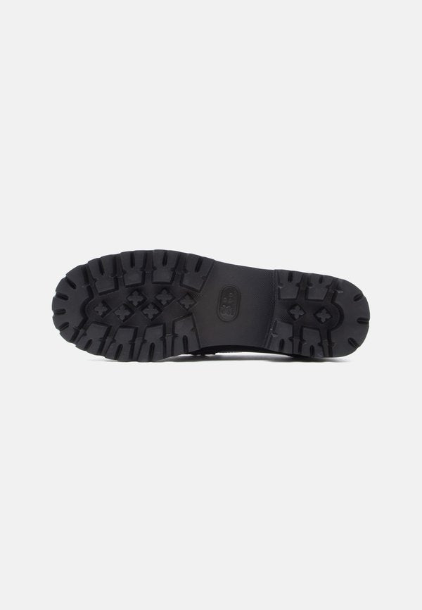 KARL LAGERFELD LOWELL CHARM LOAFER