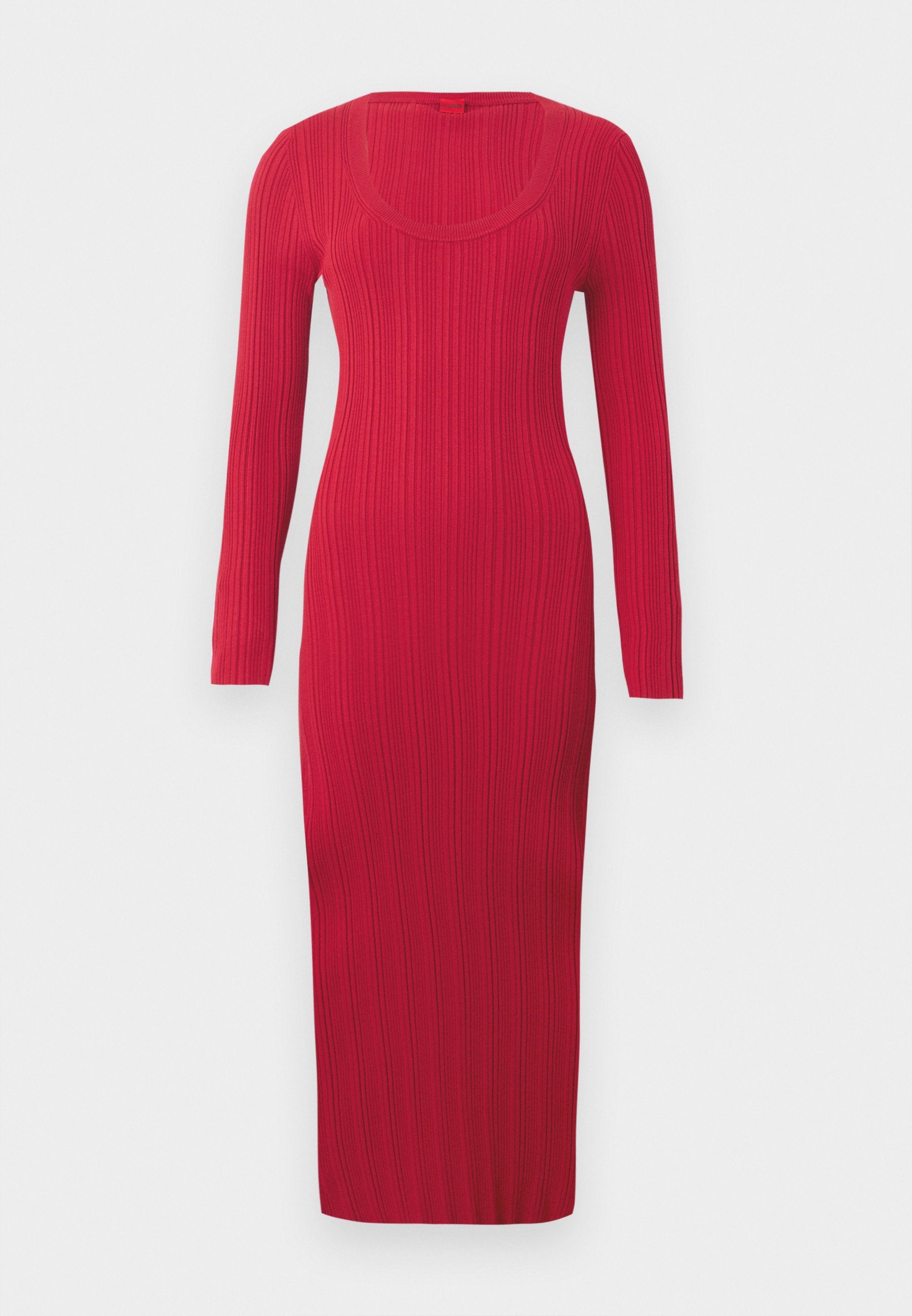Rotes langärmliges Kleid mit Rippstruktur, rundem Ausschnitt, figurbetontem Schnitt und midi-langer Länge, das durchgehend aus einem strukturierten Stoff besteht.