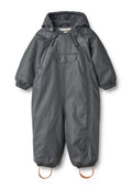 Grauer wasserdichter Overall mit Kapuze, elastischen Bündchen und einer Fronttasche. Hergestellt aus glattem, robustem Material mit orangen Bindebändern.
