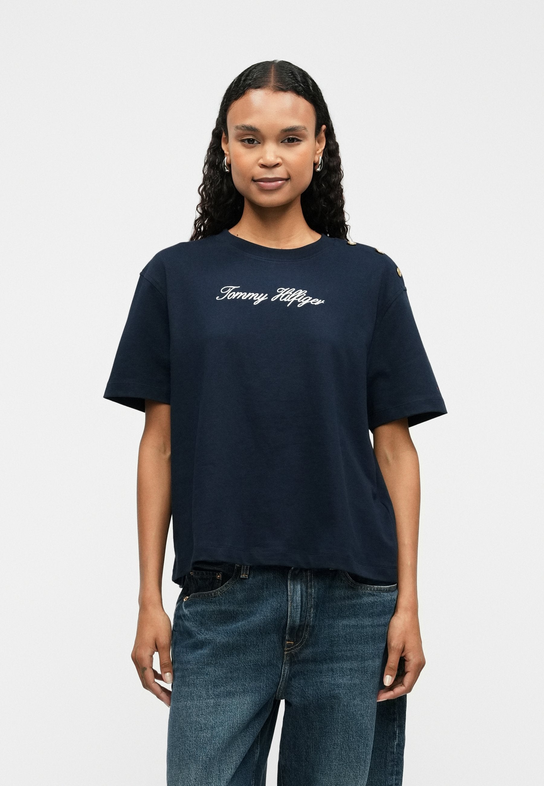 GOLD-TONE BUTTON LOGO EMBROIDERY RELAXED T-SHIRT Media 3