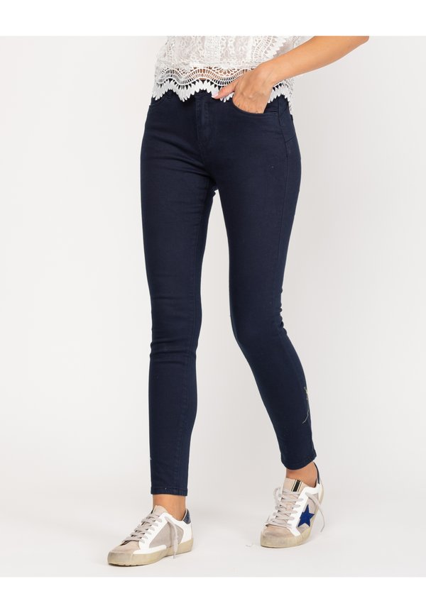 Tantra MIT HOHER TAILLE