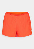 Helles orange Badehose mit strukturierter Oberfläche, elastischem Bund und seitlichen Taschen. Mit einem kleinen weißen Logo auf der unteren rechten Seite.