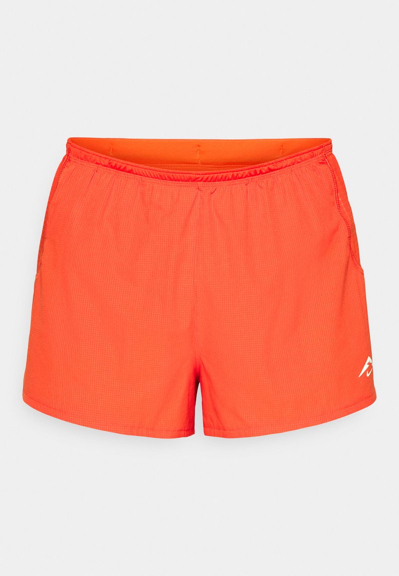 Helles orange Badehose mit strukturierter Oberfläche, elastischem Bund und seitlichen Taschen. Mit einem kleinen weißen Logo auf der unteren rechten Seite.