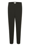 Schwarze tapered Hose aus glattem Stoff, mit Knopfverschluss und elastischen Bündchen für einen angenehmen Sitz. Einfaches Design ohne zusätzliche Muster.