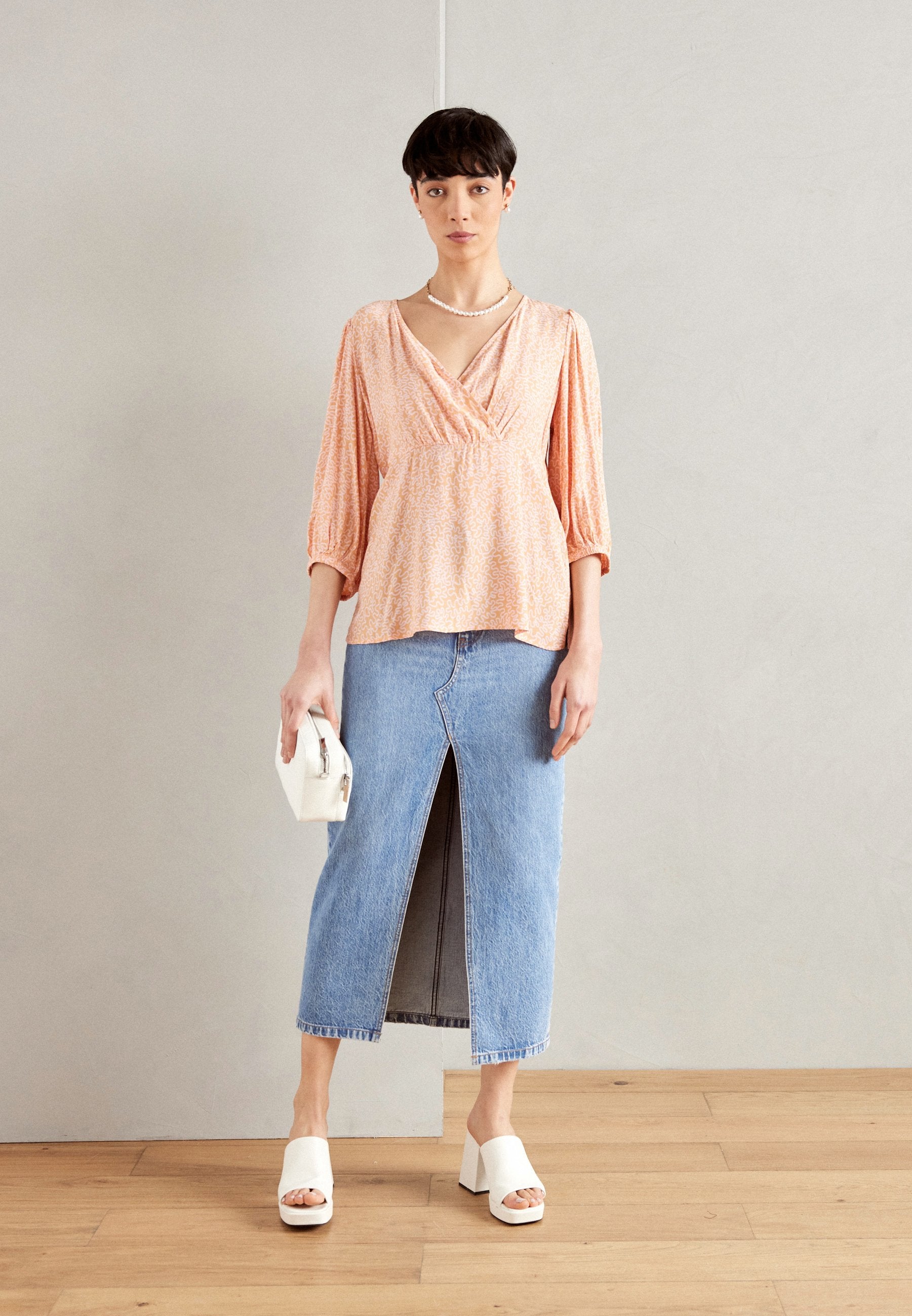 GATHERED SLEEVE Media 2