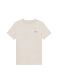 Cremefarbene Baumwoll-T-Shirt mit kurzen Ärmeln, Rundhalsausschnitt und kleinem blauen Logo auf der linken Brust. Glatte Textur und lockere Passform.