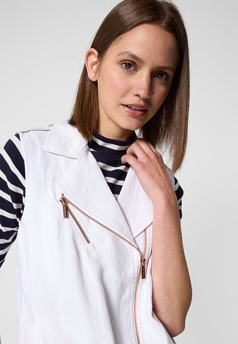 Armani Exchange Weste Media 4