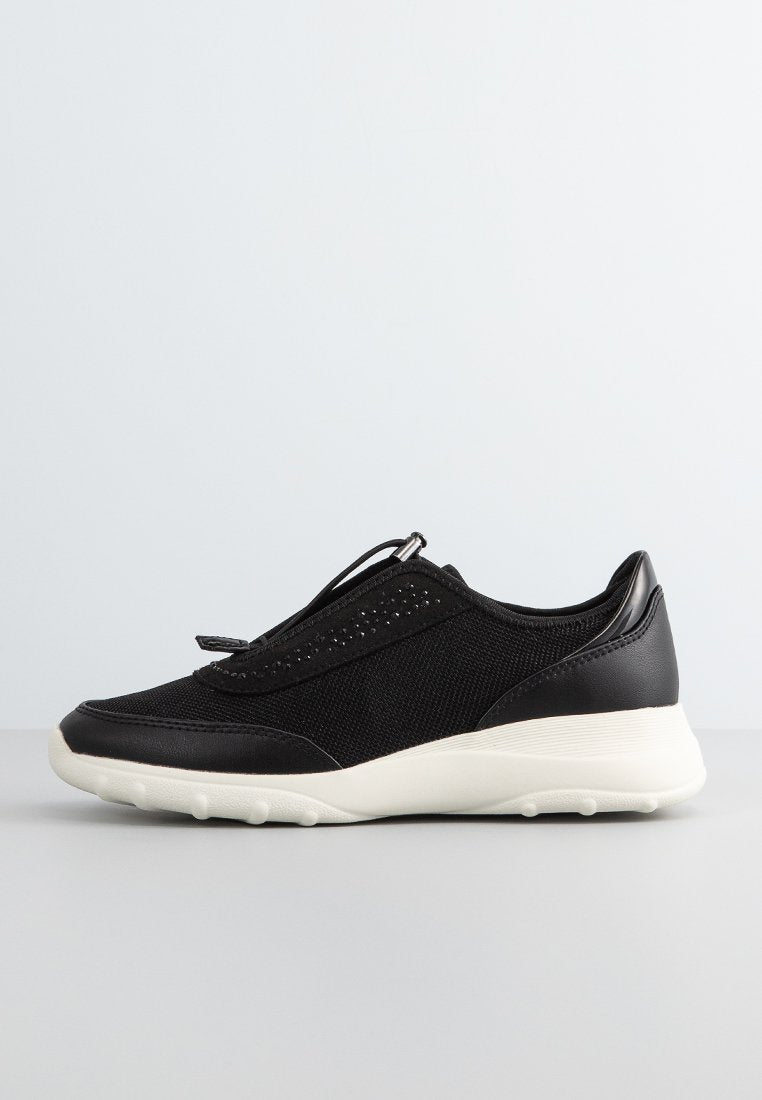 Schwarze Sportschuhe aus einer Kombination von Mesh-Gewebe und synthetischem Leder, mit einem Slip-On-Design und einer weißen Gummisohle mit strukturierten Akzenten.