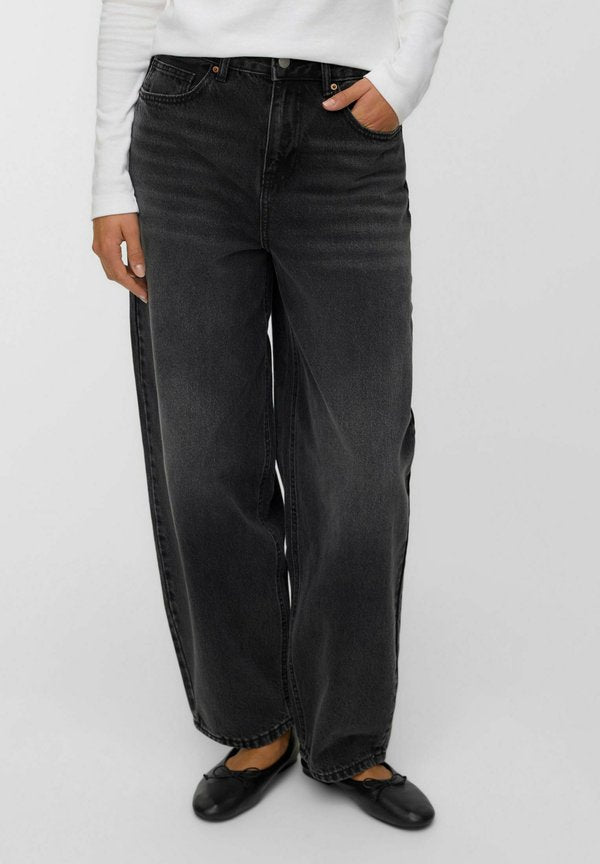 Vero Moda Mom fit VMBILLIE High rise Barrel - Loose Jeans - black denim