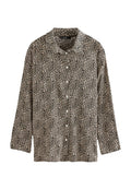 Langärmliges Hemd mit Knöpfen, beige-schwarzem Leopardenmuster und spitzem Kragen.