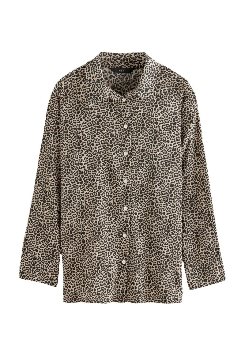 Langärmliges Hemd mit Knöpfen, beige-schwarzem Leopardenmuster und spitzem Kragen.