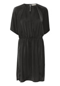 Schwarzes Kleid mit V-Ausschnitt, kurzen Ärmeln und geraffter Taille. Hergestellt aus glattem Stoff, mit einem subtilen Glanz und einem Schlüssellochverschluss im Rücken.