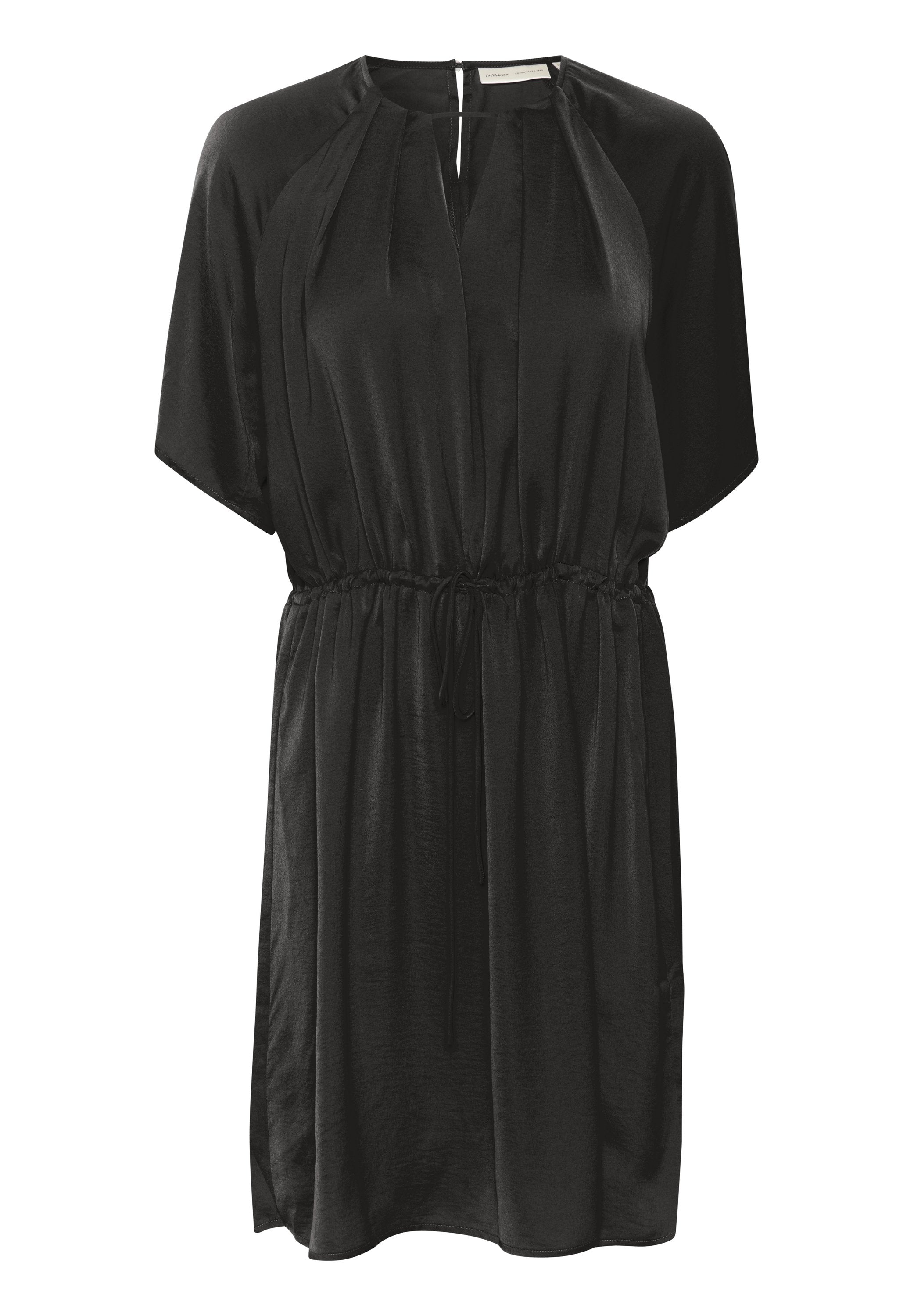 Schwarzes Kleid mit V-Ausschnitt, kurzen Ärmeln und geraffter Taille. Hergestellt aus glattem Stoff, mit einem subtilen Glanz und einem Schlüssellochverschluss im Rücken.