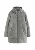 Grau gesteppte Daunenjacke mit Kapuze, durchgehendem Reißverschluss und zwei seitlichen Taschen. Hergestellt aus einem weichen, strukturierten Stoff.
