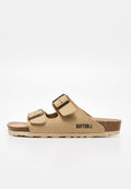 Beige Wildleder-Pantoffel mit zwei verstellbaren Riemen mit Schnallen und Korksohle, mit "BAYTON" und Anker-Logo an der Seite gebrandet.