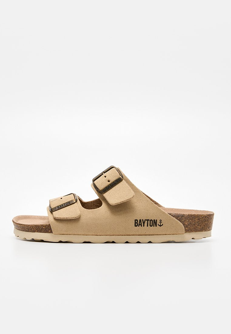 Beige Wildleder-Pantoffel mit zwei verstellbaren Riemen mit Schnallen und Korksohle, mit "BAYTON" und Anker-Logo an der Seite gebrandet.
