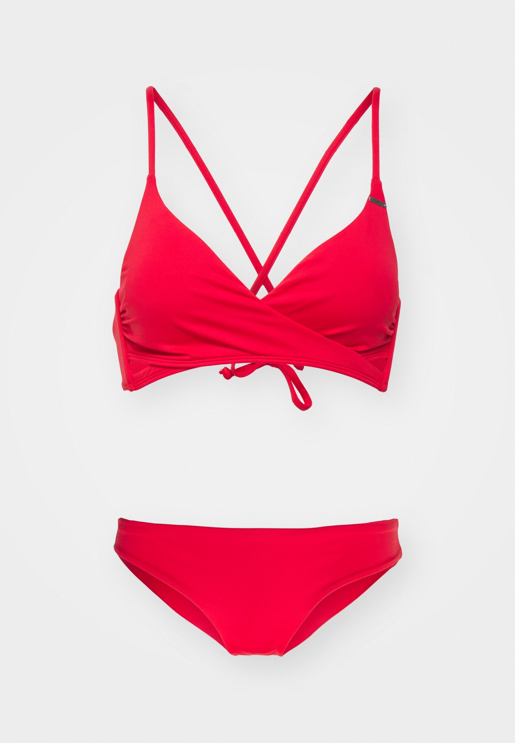 Rotes Bikini-Set mit einem Wickel-Style-Bralette mit verstellbaren, gekreuzten Trägern und passendem, niedrig sitzendem Höschen, beide aus einem glatten, dehnbaren Stoff.