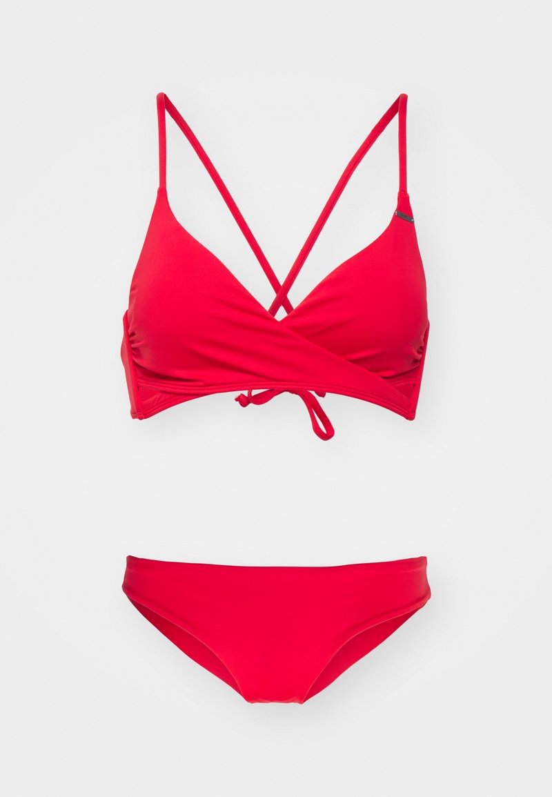 Rotes Bikini-Set mit einem Wickel-Style-Bralette mit verstellbaren, gekreuzten Trägern und passendem, niedrig sitzendem Höschen, beide aus einem glatten, dehnbaren Stoff.