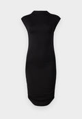 Schwarzes ärmelloses Kleid aus glattem Stoff, mit hohem Kragen und taillierter Form sowie gerafften Details an der Seite.