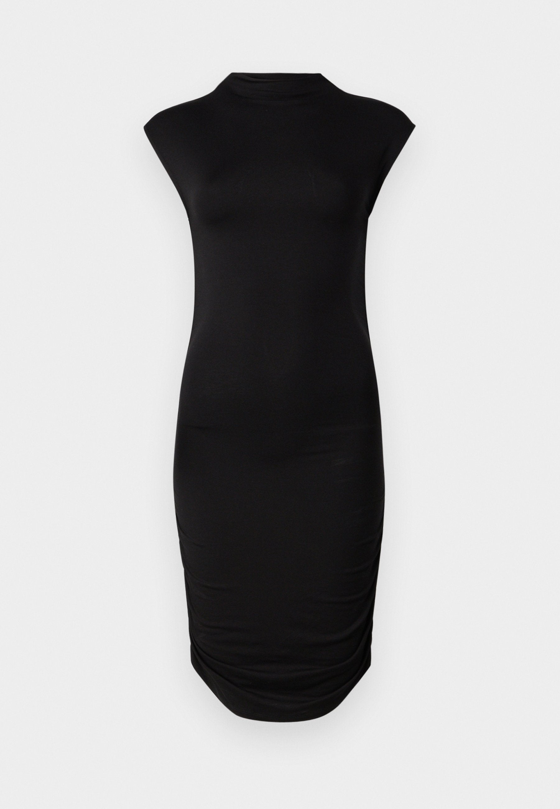 Schwarzes ärmelloses Kleid aus glattem Stoff, mit hohem Kragen und taillierter Form sowie gerafften Details an der Seite.